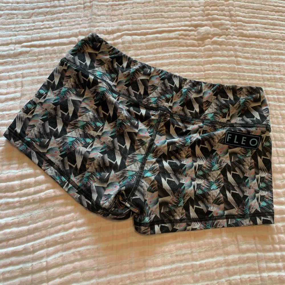 FLEO shorts Size Medium GUC